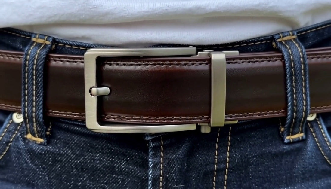 Ceinture Olyn brun foncé portée sur un jean, boucle en métal brossé